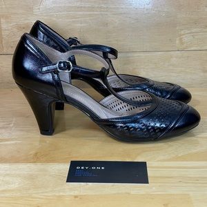 Naturalizer N5 Loriana Black T-Strap 3 Inch Heel